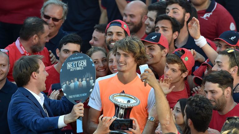 21.5.2017 - TENNIS: Alexander Zverev gewinnt das Masters-Turnier in Rom durch einen 6:4, 6:3-Finalsieg gegen den Weltranglistenzweiten Novak Djokovic und steht damit erstmals in den Top Ten der Weltrangliste.