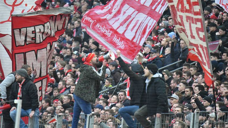 Ein Anhänger des 1. FC Köln hatte aus dem Gladbacher Block eine Fahne gestohlen. 