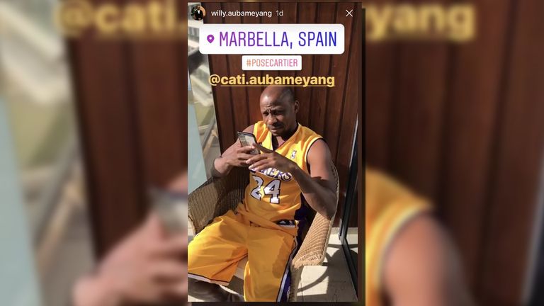 Erst im Wintertrainingslager des BVB sorgte Auba wieder für Ärger. Nachdem der Torjäger drei Tage Sonderurlaub erhalten hatte, reiste er kurzerhand mit seinem Vater und seinen beiden Brüder ins BVB-Trainingslager an. Die Familie machte dort "Urlaub".