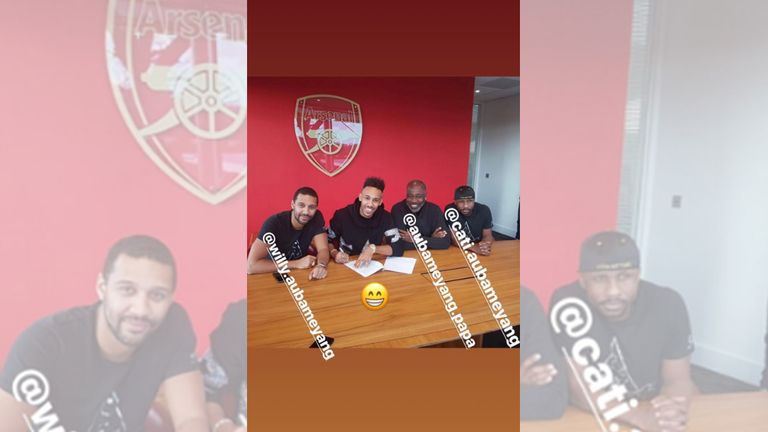 Grinsende Gesichter beim Aubameyang-Clan: Der Gabuner hat seinen Willen durchgesetzt und sich zu den Gunners getrotzt (Quelle: Instagram/@willy.aubameyang).