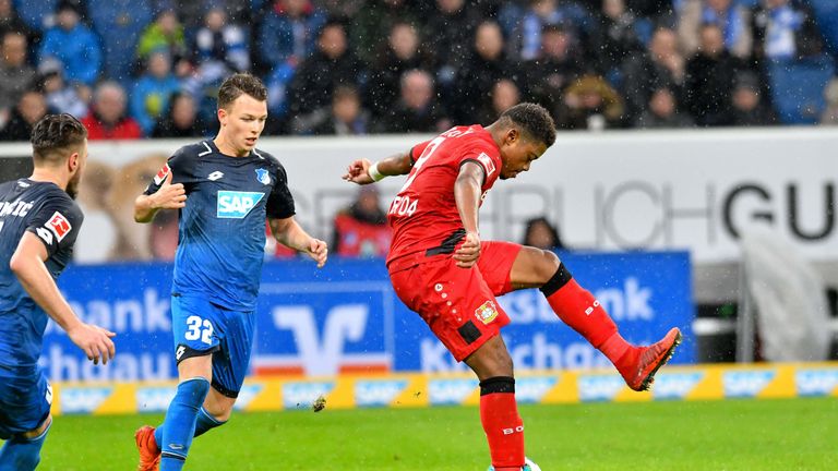 Traumtor! Leon Bailey trifft gegen Hoffenheim per Hacke zur 1:0-Führung.