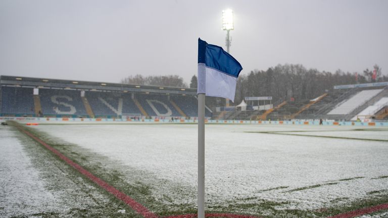 Das Merck-Stadion am Böllenfalltor muss umgebaut werden.