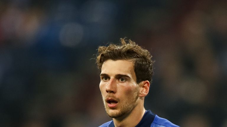Leon Goretzka wird beim ersten Spiel nach der Verkündung des Transfers zum FC Bayern von den eigenen Fans ausgepfiffen. 