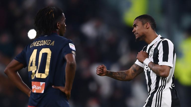 Douglas Costa erzielt den Siegtreffer gegen Genua.