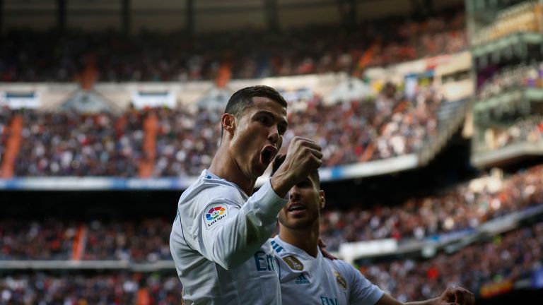 CRISTIANO RONALDO: Auch der fünfmalige Weltfußballer war mal ein Schnäppchen. 2003 wechselte der Portugiese für 19 Millionen Euro zu Manchester United. Sechs Jahre später kostete er Real Madrid dann satte 94 Millionen Euro.