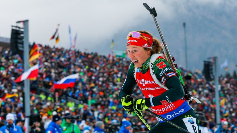 Laura Dahlmeier stürmt im Sprint in Antholz auf Platz zwei.