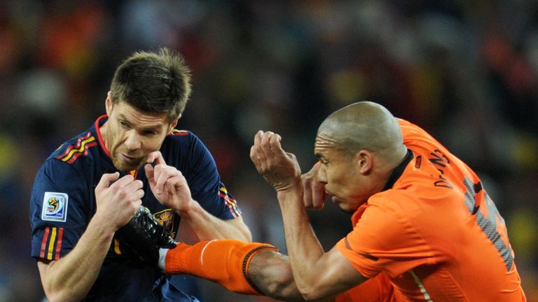 Für immer unvergessen: WM-Finale 2010, Spanien gegen Niederlande, 29. Minute:  de Jong packt gegen Xabi Alonso einen brutalen Karate-Kick aus.