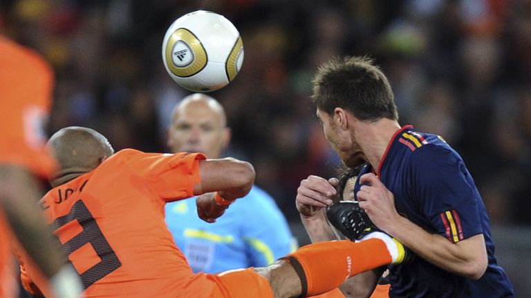 Das Unfassbare! Schiri Howard Webb steht unmittelbar dabei und zeigt nur Gelb.