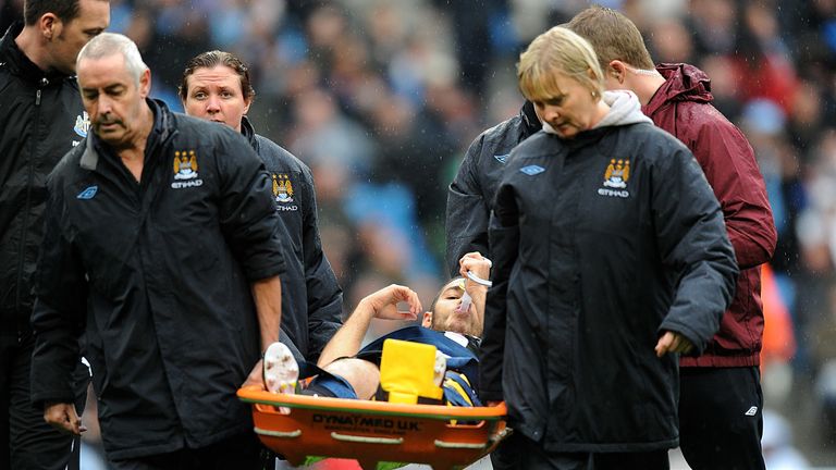 Die Konsequenz? Sauerstoffmaske und ein Jahr Pause für Opfer Ben Arfa. De Jong sieht nicht einmal Gelb...