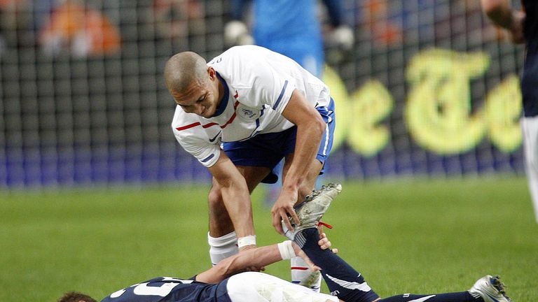 Von Freundschaftsspielen (!) scheint de Jong wenig zu halten.  Beim harmlosen Test gegen die USA bricht er Stuart Holden mit gestrecktem Bein das Wadenbein. Wieder nur Gelb für den Holländer.