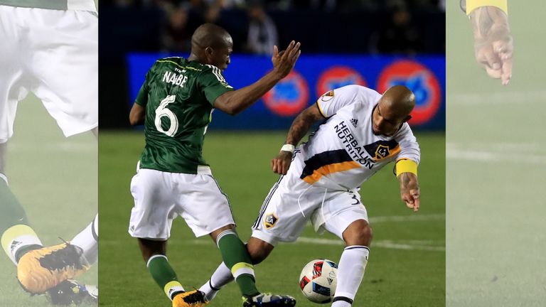 Auch während seiner Zeit bei LA Galaxy langt der Holländer zu. Sein Opfer im Jahr 2016: Darlinton Nagbe.