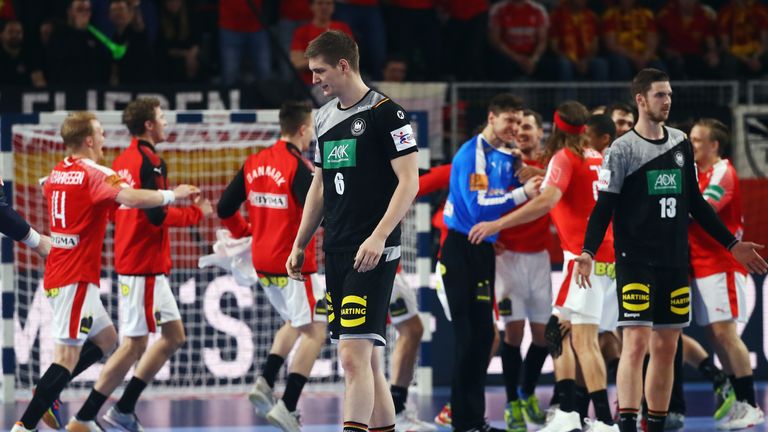 Deutschland muss nach der Niederlage gegen Dänemark um den Halbfinaleinzug bangen.