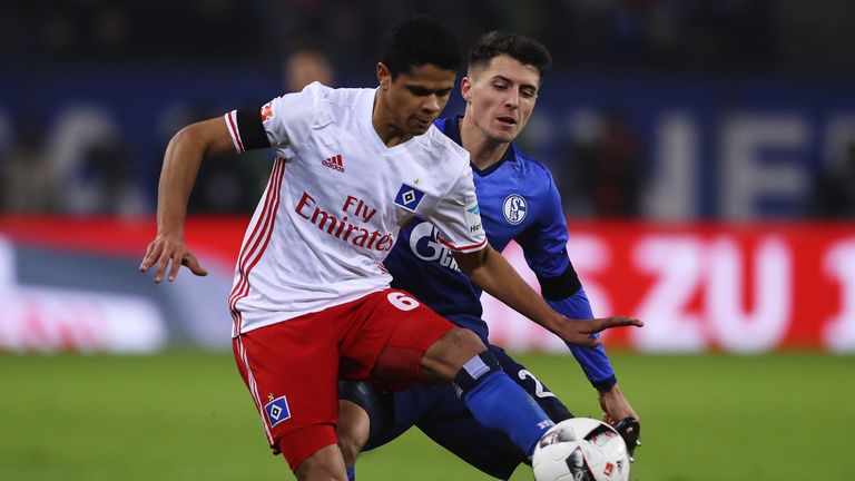 DOUGLAS SANTOS: Der zweite Olympiasieger in den Reihen des Tabellen-Vorletzten hat auch noch Anpassungsprobleme. Der Linksverteidiger erkämpfte sich Mitte der Hinrunde zwar seinen Stammplatz zurück, doch wirklich überzeugen konnte er noch nicht.