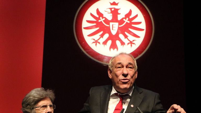Peter Fischer ist bei der Mitgliederversammlung von Eintracht Frankfurt mit 99 Prozent der Stimmen als Präsident wiedergewählt worden. 