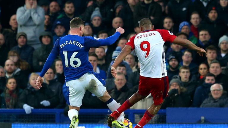 Im Premier-League-Spiel zwischen dem FC Everton und West Bromwich Albion ist es zu einer folgenschweren Verletzung von James McCarthy gekommen. 