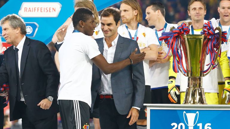 Roger Federer und Breel Embolo kennen sich aus Basel. 