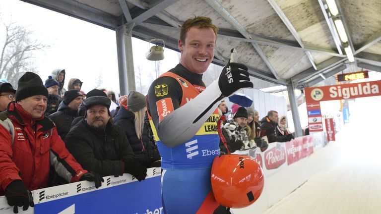 Daumen hoch: Felix Loch dominiert erneut die Rodel-Wettbewerbe.