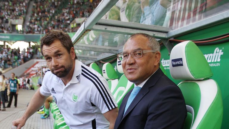 Felix Magath (r.) und Bernd Hollerbach feierten mit dem VfL Wolfsburg im Jahr 2009 die Deutsche Meisterschaft.