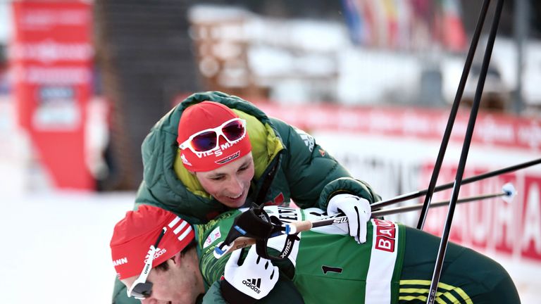 Die Staffel mit Johannes Rydzek,  Eric Frenzel, Fabian Rießle und Vinzenz Geiger laufen in Chaux-Neuve auf das Podest.