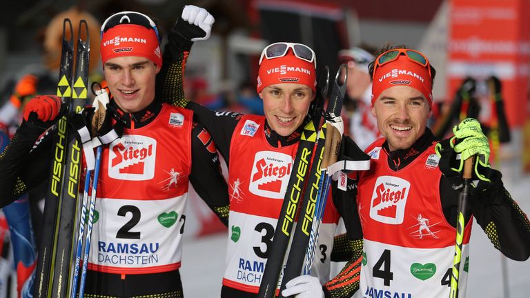 Eric Frenzel (r.) und Vinzenz Geiger (Oberstdorf) setzen sich im Zielsprint durch.