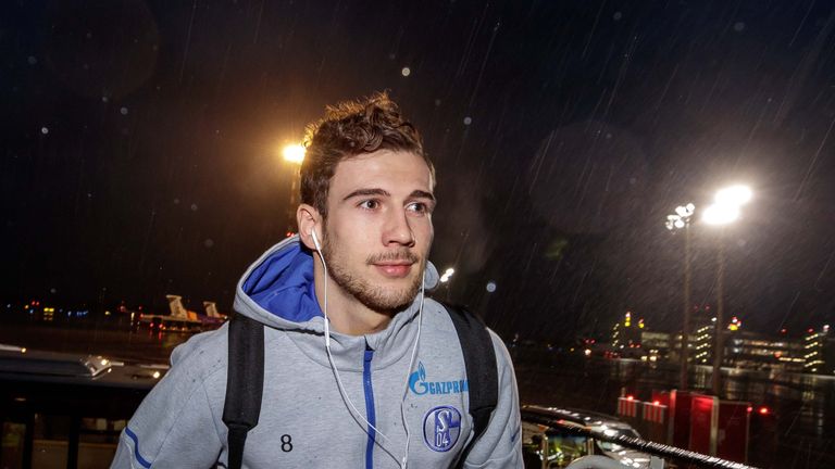 Leon Goretzka war am Montagabend in Düsseldorf beim Abflug ins Trainingslager nach Benidorm mit an Bord. 