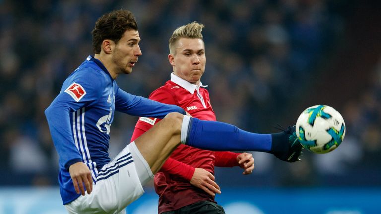 Leon Goretzka wird beim ersten Spiel nach der Verkündung des Transfers zum FC Bayern von den eigenen Fans ausgepfiffen. 