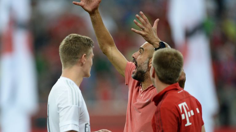 Der damalige FCB-Coach Pep Guardiola rastet komplett aus. Erst gibt's hämischen Beifall für de Jong, dann handfesten Zoff im Kabinentrakt.