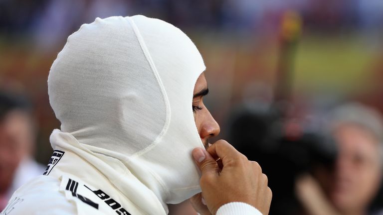 Lewis Hamilton gibt sich in den sozialen Netzwerken plötzlich bedeckt.