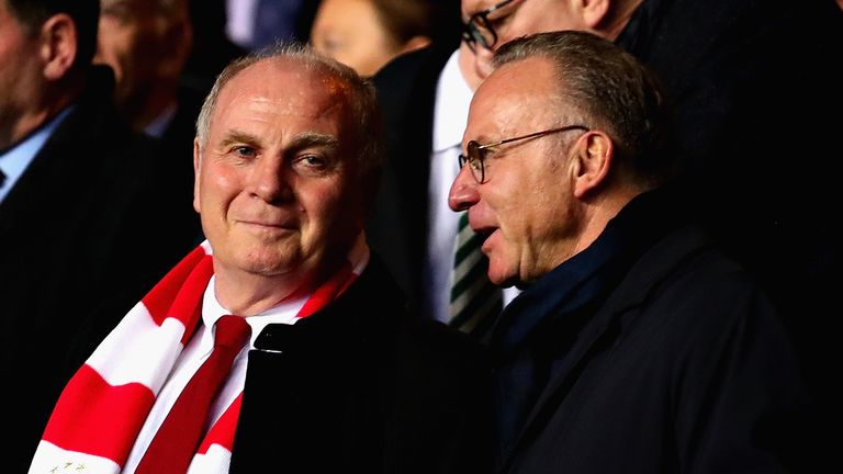 Uli Hoeneß (l.) ist optimistisch Leon Goretzka bald beim FC Bayern spielen zu sehen.