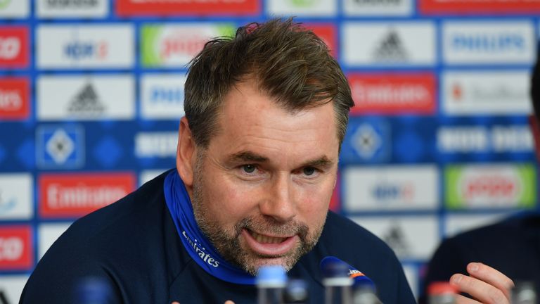 Bernd Hollerbach spricht vor seinem ersten Spiel als Bundesligatrainer.