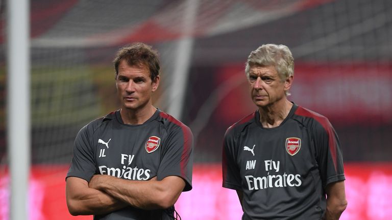 Jens Lehmann (l.) gehört dem Trainer-Stab des FC Arsenal um Chefcoach Arsene Wenger (r.) an.