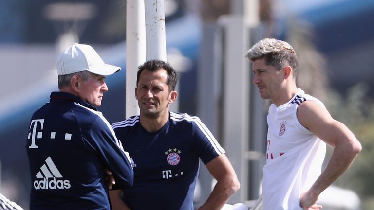 Jupp Heynckes (l.) im Gespräch mit Robert Lewandowski (r.) und Hasan Salihamidzic.