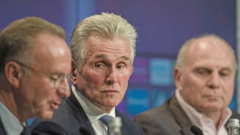 Bayern-Trainer Jupp Heynckes (M.) ist von der Diskussion um seine Zukunft genervt und will mit Karl-Heinz Rummenigge und Uli Hoeneß ein klärendes Gespräch führen.