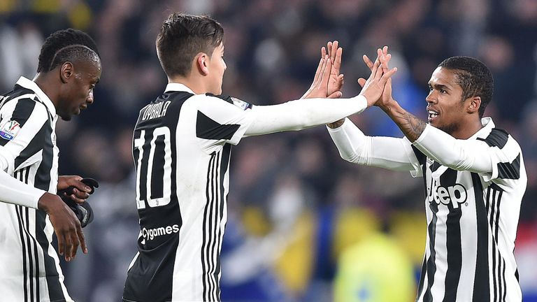 Douglas Costa erzielt das 1:0 für Juventus.