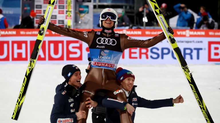 Kamil Stoch lässt sich nach seinem vierten Sieg auf der Tournee feiern. 