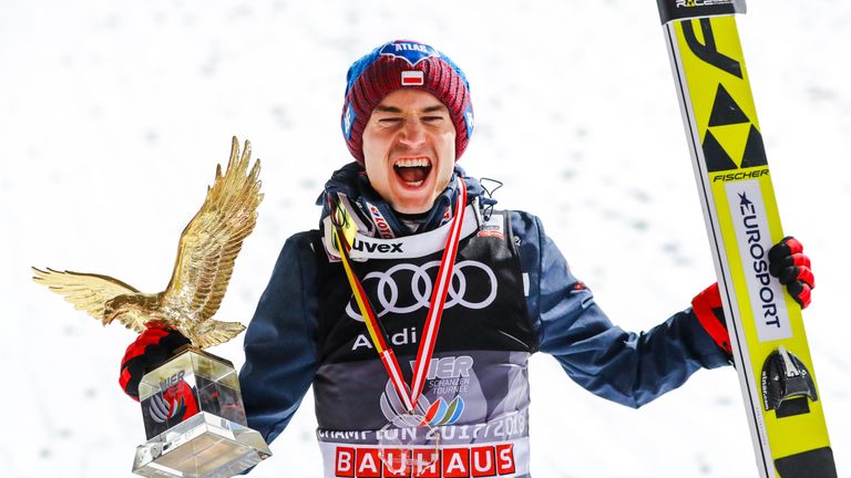 Kamil Stoch durfte sich kurz nach seinem Sieg über eine weitere Auszeichnung freuen.