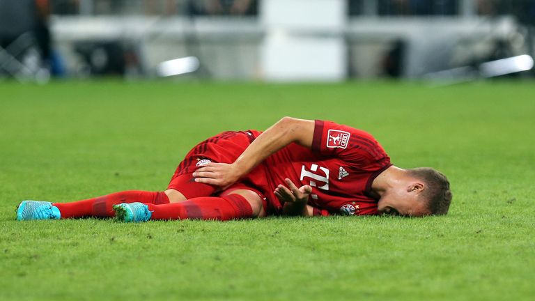 Im Audi-Cup 2015 tritt Mailand gegen Bayern an, wieder mit dabei: Brutalo-Kicker de Jong. Dieses Mal trifft es Joshua Kimmichs Oberschenkel.