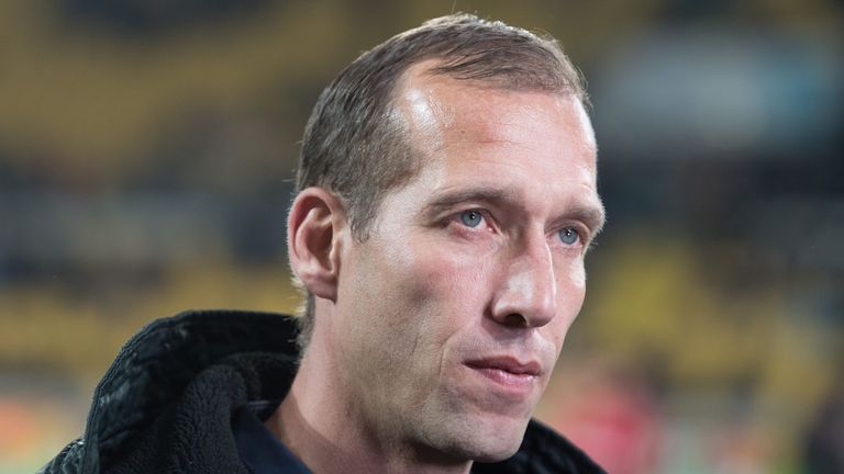 Lauterns Coach Jeff Strasser muss in der Halbzeit medizinisch behandelt werden.