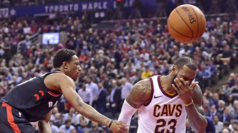 LeBron James (r.) kassiert mit den Cleveland Cavaliers die nächste böse Klatsche.