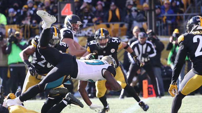 Leonard Fournette (weiß) überragt beim Sieg der Jacksonville Jaguars gegen die Pittsburgh Steelers mit drei Touchdowns.