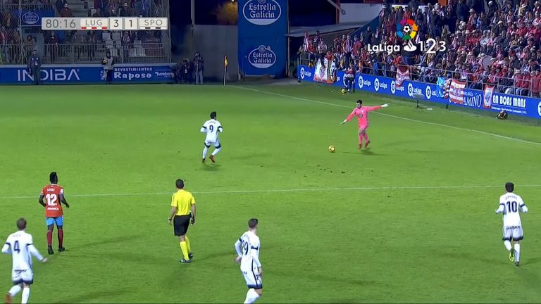 Lugos Keeper Juan Carlos trifft aus der eigenen Hälfte