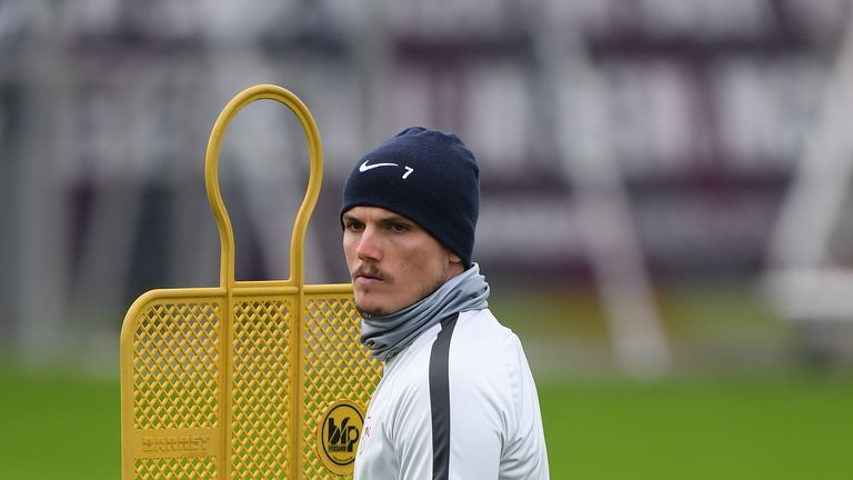 Sabitzer ist schon wieder auf dem Trainingsplatz aktiv.