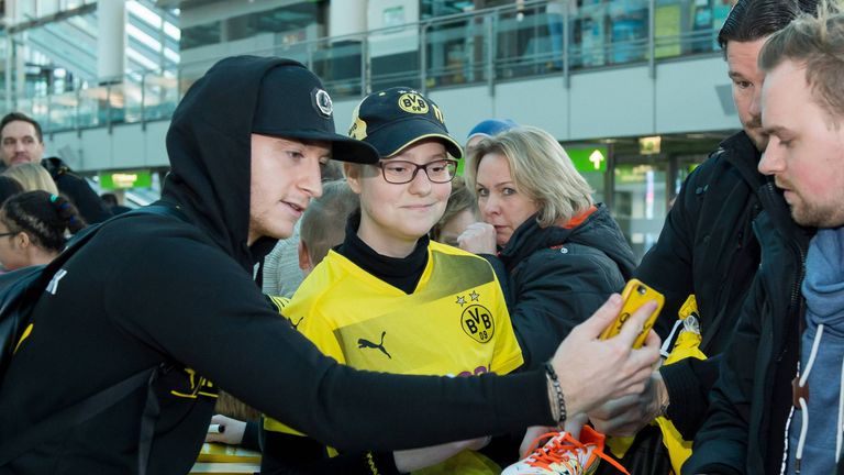 Marco Reus nimmt sich vor dem Abflug noch Zeit für die Fans.