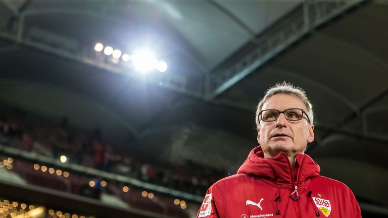Michael Reschke stärkt VfB-Trainer Hannes Wolf den Rücken.