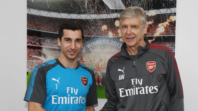 Henrikh Mkhitaryan wird von Arsenal-Trainer Arsene Wenger begrüßt.