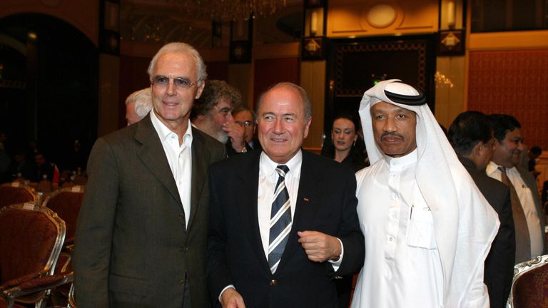 Mohamed Bin Hammam (r.) bestätigt den Erhalt von Millionen bei der Vergabe um die WM 2006 in Deutschland.