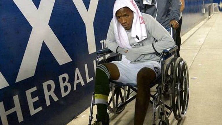 Sein Gegner muss nach dem üblen Tritt im Rollstuhl aus dem Stadion geschoben werden (Quelle: Twitter/SturridgeFans).