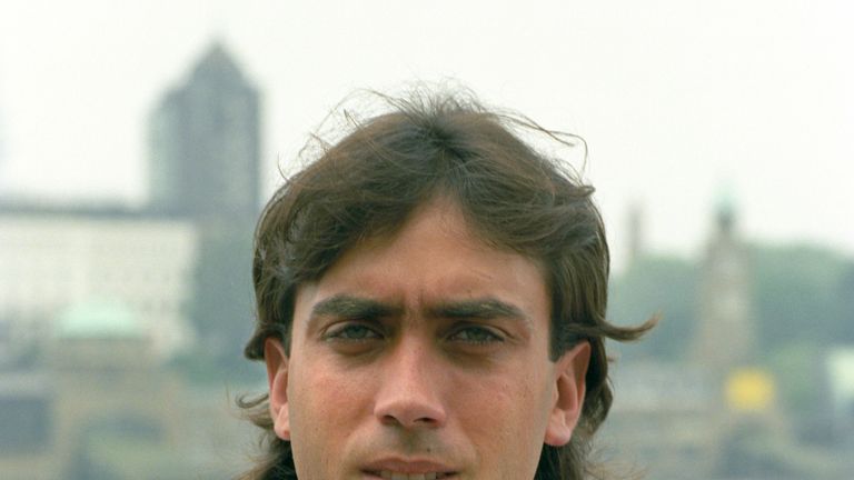 NANDO: Der Angreifer ist zweite brasilianische Ausnahme. Zwischen Januar 1990 und Juli 1992 kam er auf 64 Einsätze und erzielte dabei 17 Treffer. Dazu gab er noch acht Vorlagen.