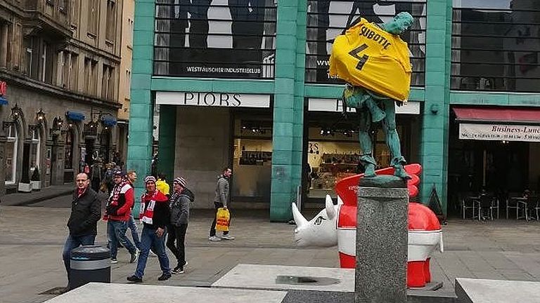 Die Fans huldigen am alten Markt dem Ex-Borussen. (Quelle: schwatzgelb.de)