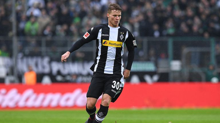 Der Schweizer Nico Elvedi bleibt den Fohlen treu. 